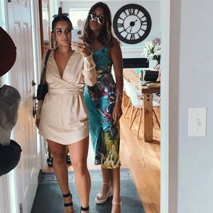 Meet your Poshers! Johanna and Danielle ♥️